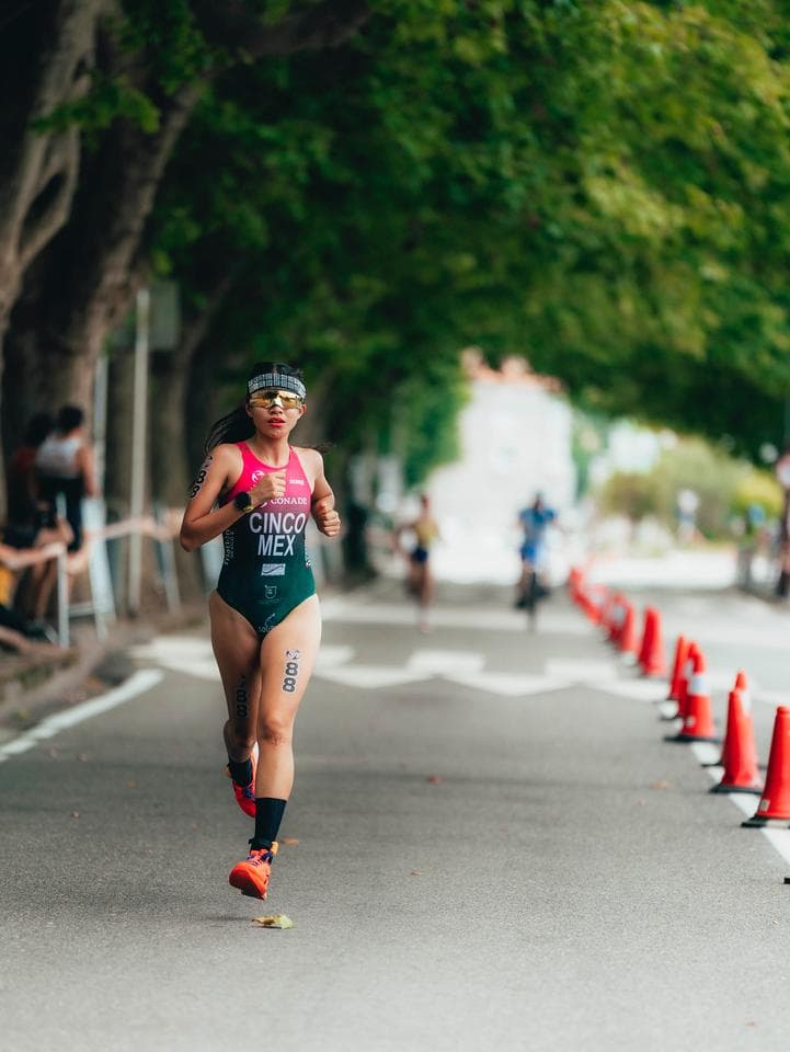 Carolina Cinco running in a duathlon for Mexico / Carolina Cinco corriendo en un duatlón por México