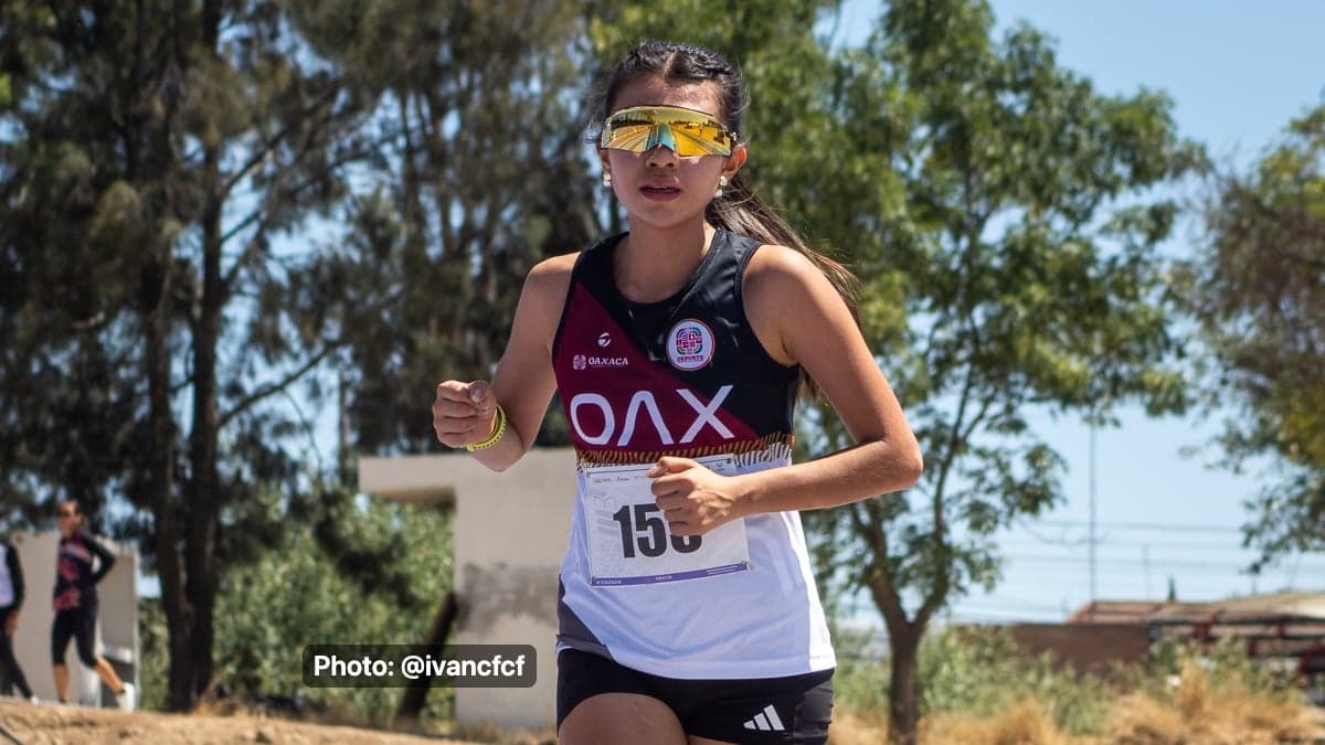 Carolina Cinco running in a duathlon wearing race number 15 / Carolina Cinco corriendo en un duatlón con el número 15