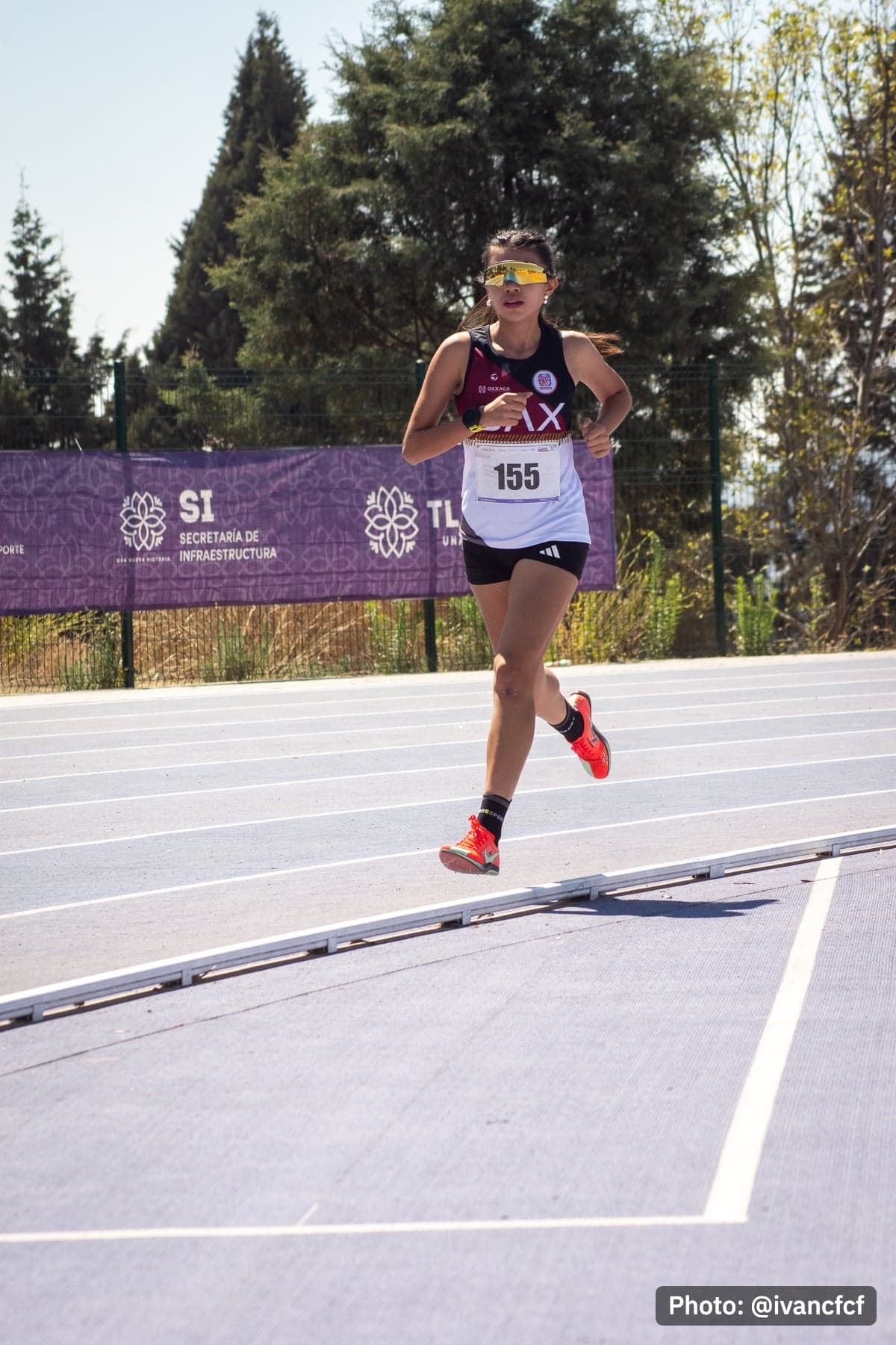 Carolina Cinco running on a track during a race / Carolina Cinco corriendo en pista durante una competencia